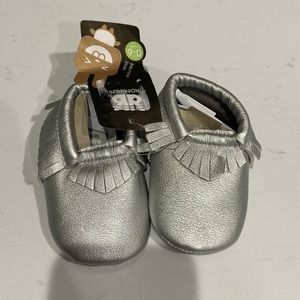 Romirus baby shoes Baby Moccasins fringe NWT silver 0-6 months size 1